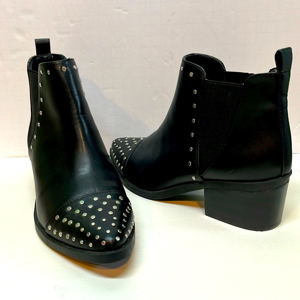 DOLCE VITA “ZYAN” BLACK STUDDED BOOTIES Size 6